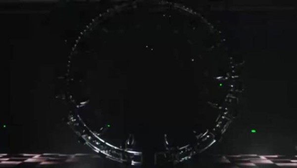 王源跨年演唱会斜开舞台创内娱首例，舞美好莱坞级惊艳