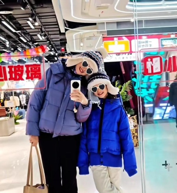 张梓琳哈尔滨度假，否认怀三胎，10岁女儿穿着她衣服，母女像姐妹