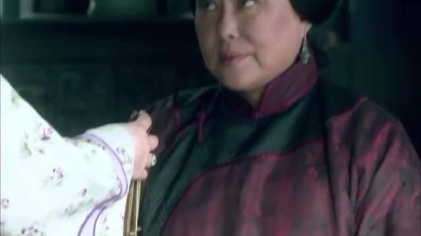 海棠依旧：夫人没钱还债，继子省午饭钱给她，夫人瞬间破防泪崩