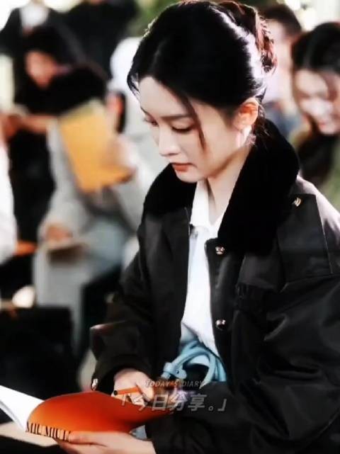 李沁黑外套白衬衫造型优雅知性