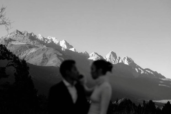 搜狐娱乐讯 近日，霍启仁泰国妻子友南枫（Namfon）在社交平台分享了婚礼现场照片。，从照片中可以看到，霍启仁与南枫以玉龙雪山为背景，场面温馨又浪漫！