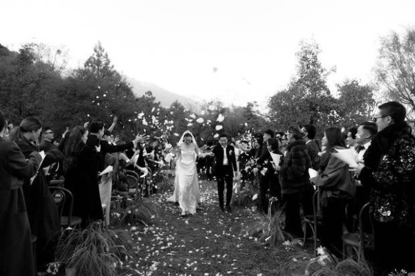 霍启仁和南枫携手前行。