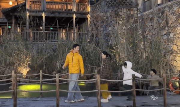 李嘉格还透露称,两个孩子日常场合称其男友为"哥哥",游戏玩耍时则直呼其昵称"小董"。