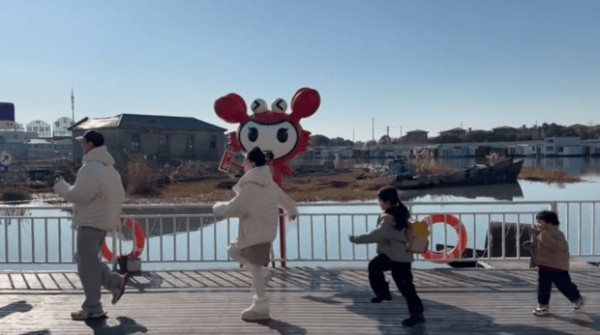 李嘉格带娃游玩被拍，与男友同框出镜，画面超温馨