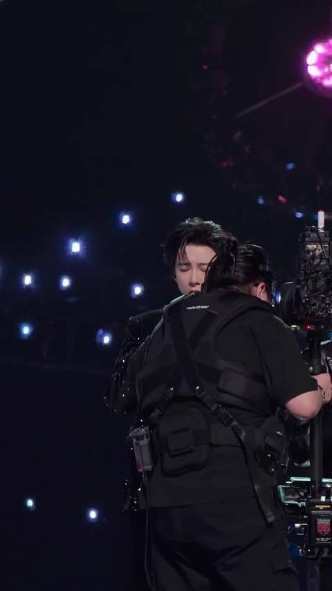 刘宇宁跨年派对跨界指挥交通引热议