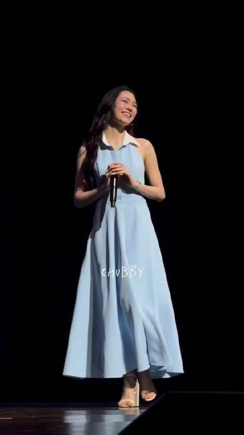 有一种熟人在做作的感觉