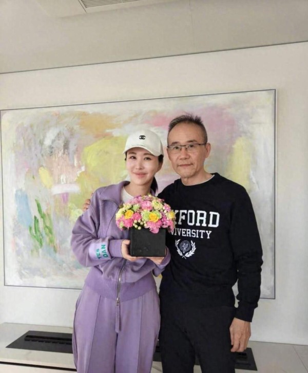 田朴珺方回应和王石离婚：假的，大家期待的再见爱人上不了；两人相差30岁，王石曾称初识时女方现金存款比他多，应该说我傍她才对