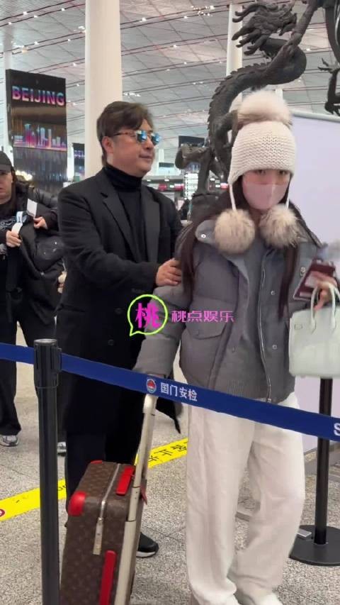 王岳伦机场送王诗龄回英国上学