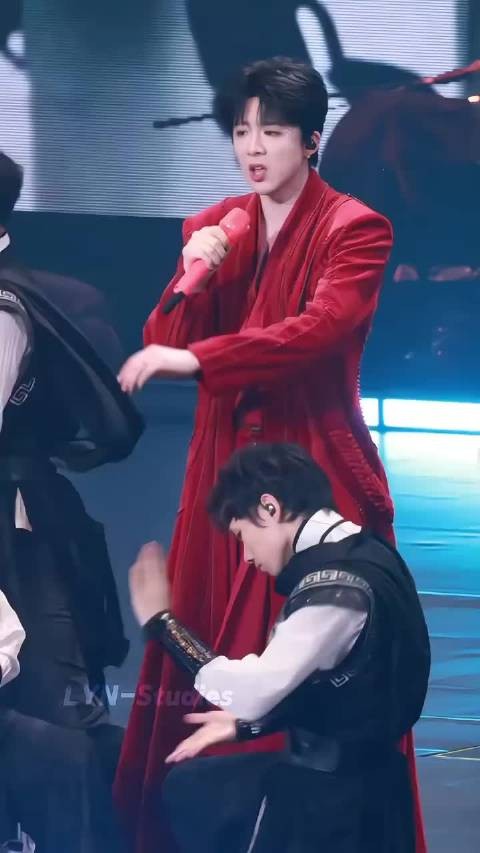 刘宇宁舞台细节引关注，外套散落巧妙处理显尊重