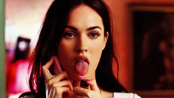 别被她的美貌骗了！ 那个万人迷詹妮弗，早不是 “人”了！ 《詹妮弗的肉体》