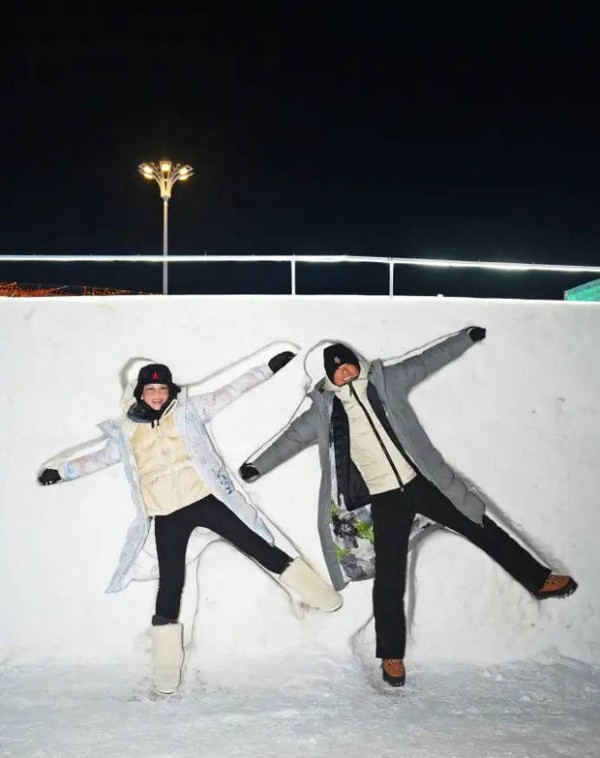 胡杏儿和丈夫摆出“大”字型非常俏皮。