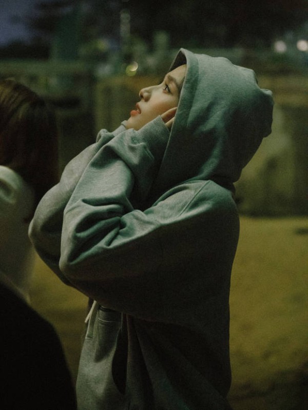 张婧仪捂住耳朵注视夜空。