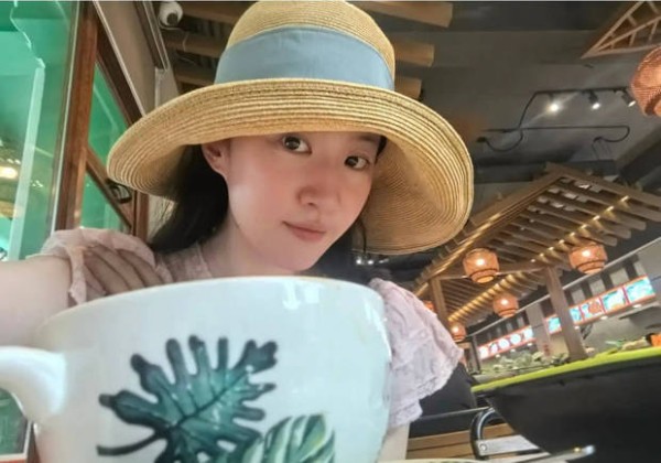 刘亦菲素颜出游,在咖啡馆自拍心情好。