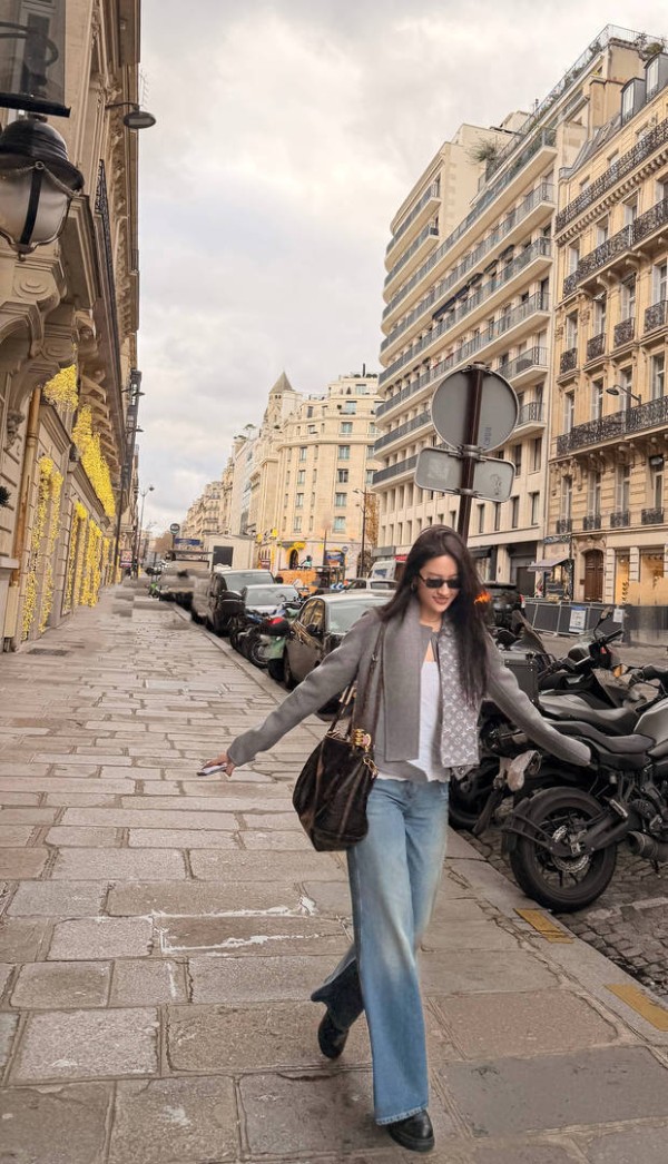 刘亦菲漫步街头。