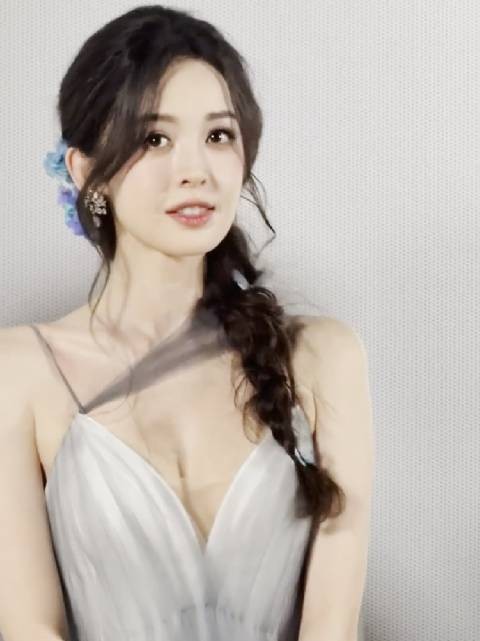 娜扎的神仙颜值感受下，她穿这个吊带裙真的是太养眼了