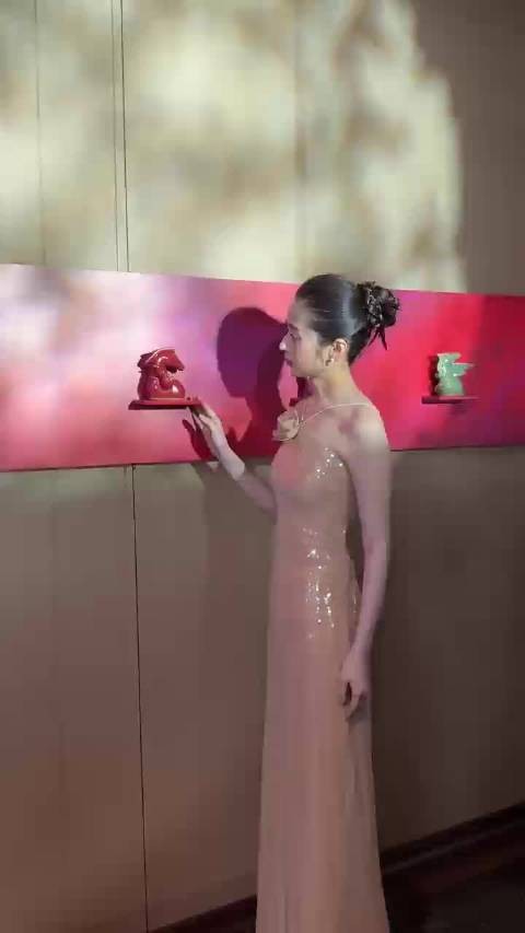 陈妍希颖儿向涵之同框合照，展现清甜明艳灵动三种美貌