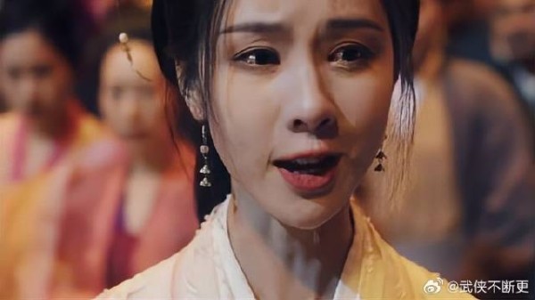 “众人朝他扔泥巴”,但他们会紧紧护着他