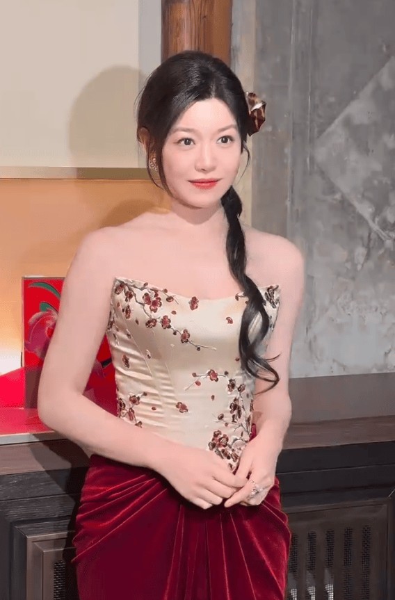 陈妍希红金抹胸裙造型释出 盘发浅笑温婉动人