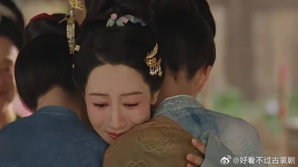 何淮芳从军营出来，看到大福拿出东西，感动抱她哭起来