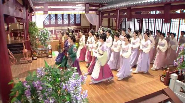 钟雪琴束腰尚宫服亮相气场全开