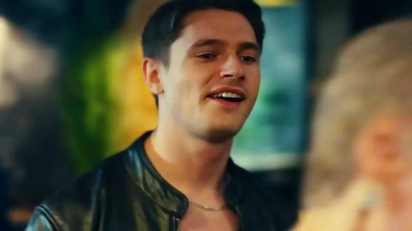 20岁的年轻小伙与网友见面,没想到对方是个竟然是个老太太