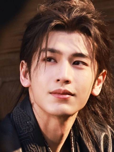 这散落的花瓣,这恰到好处的风~ 真的美得惊心动魄啊 太好看了!