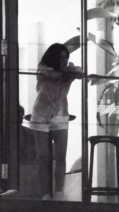 好视频保存一下,某书上存的,bgm配得刚刚好,完全是在演电影吧