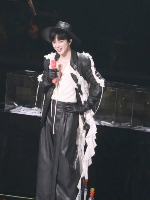 全场一起生日快乐…领口开到肚脐眼了快哈哈哈哈哈哈怎么能忍住不看？