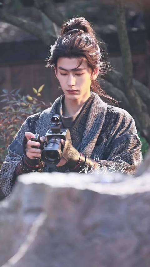 张凌赫 萧厉 归鸾 哥哥又玩相机!一空下来就在玩,爱不释手了