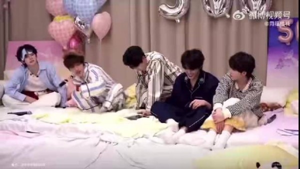 张极玩转烧麦梗引热议