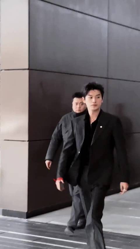 杨旭文现代装造型引关注，镂空衬衫展优雅魅力