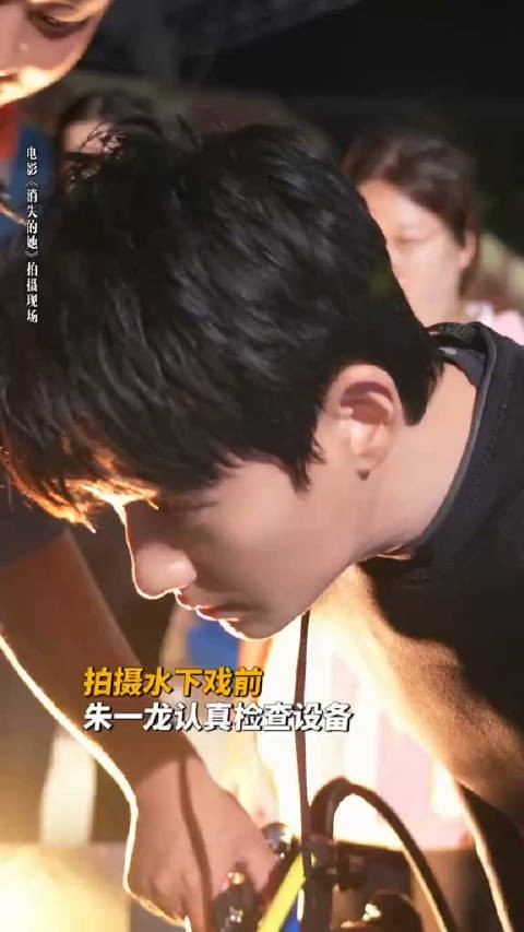 朱一龙潜水花絮曝光,戏外阳光开朗反差大
