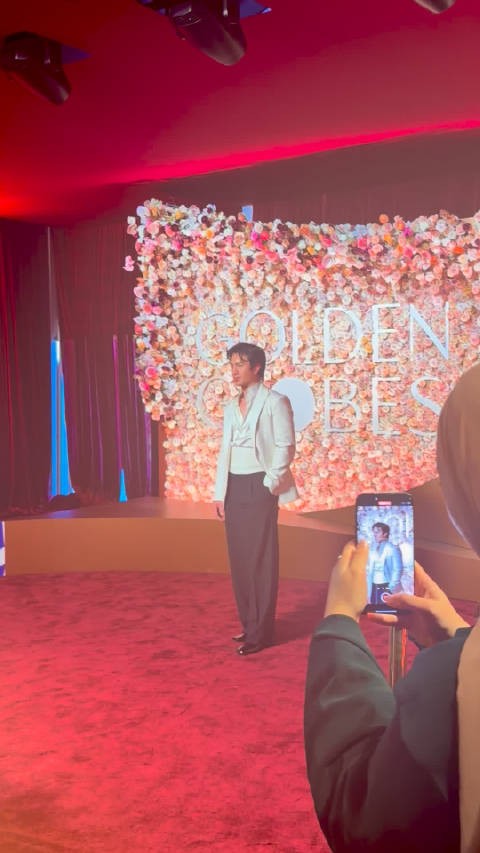 哈德森·威廉姆斯亮相金球奖红毯,与《巅峰对决》主演同场