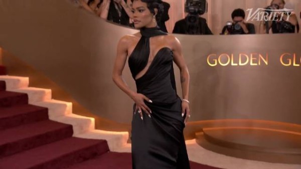 《一战再战》女星缇雅娜·泰勒亮相第83届金球奖红毯，魅惑女神