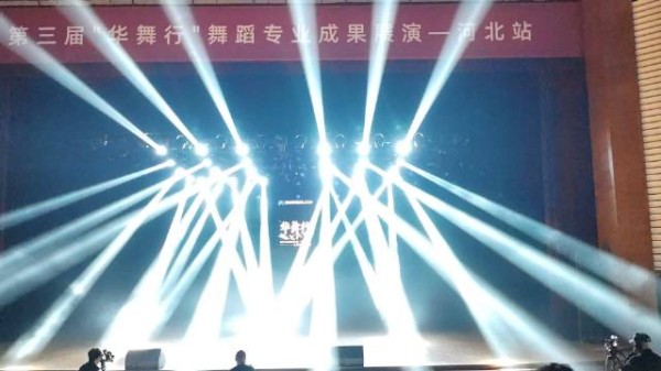 今天麦麦参加华舞行舞蹈展演 又起了大早化妆 稍后上场，我们坐在观众席C位