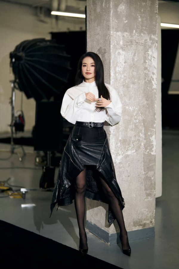 舒淇获“年度电影人”优雅亮相 黑白穿搭气场全开