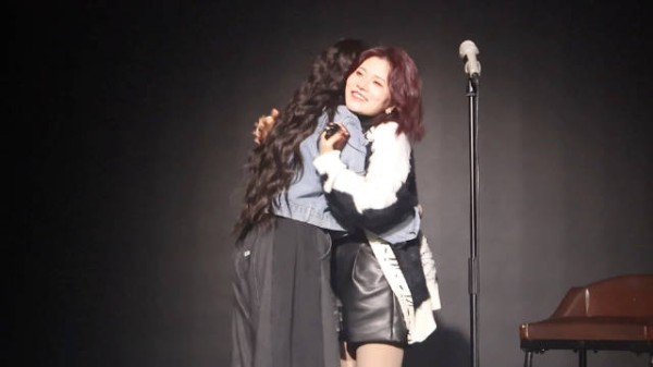 乖乖等着拥抱的一只喵