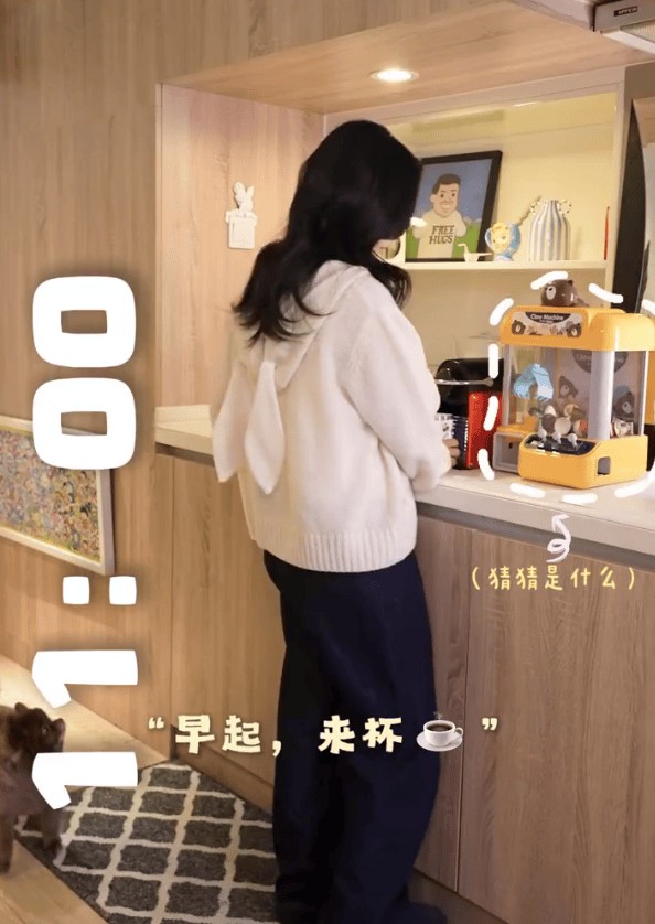 钟欣潼周末宅家vlog好治愈！与小狗击掌互动萌翻网友