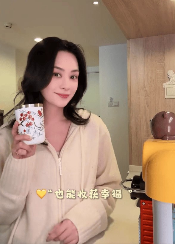 钟欣潼面露温柔笑容，颜值在线！