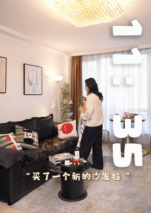 钟欣潼的客厅布置得温馨又漂亮。