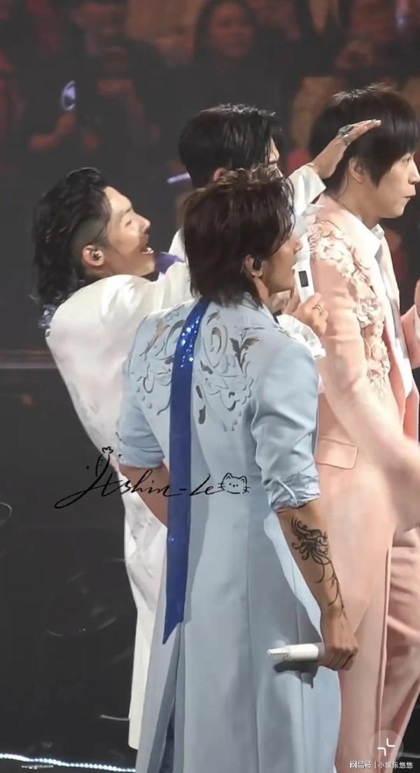 林书豪看F4成都演唱会，坐前排被言承旭喊话好腼腆，戴帽子有胡子