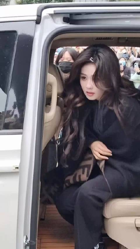 白鹿好六上班路透！长卷发➕披肩 好高贵优雅好美