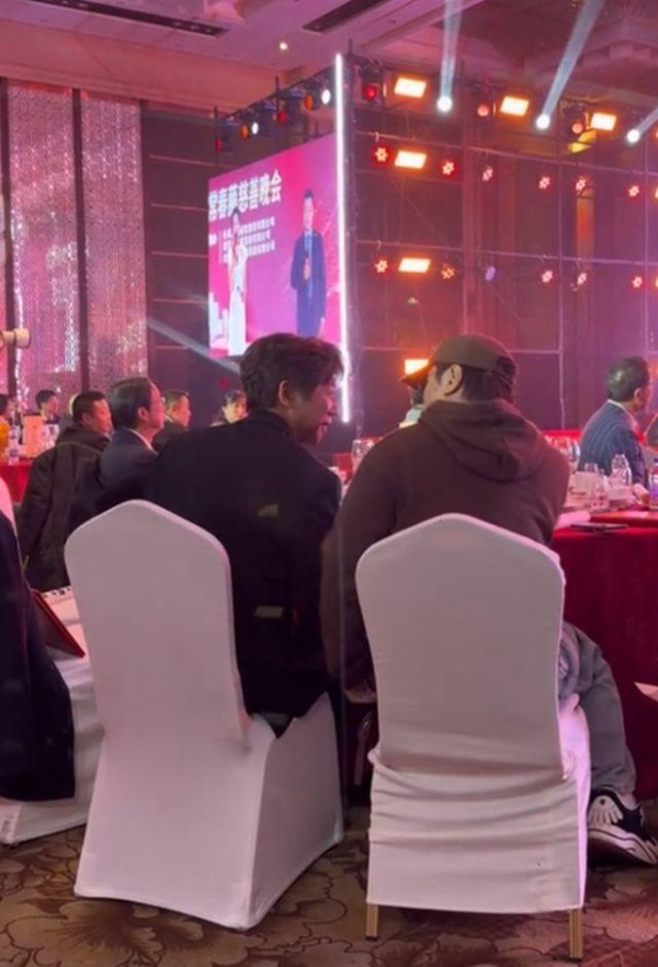 沈腾夫妇慈善晚会太反差!他戴老花镜像大叔,王琦瘦了20斤,尖下巴抢镜