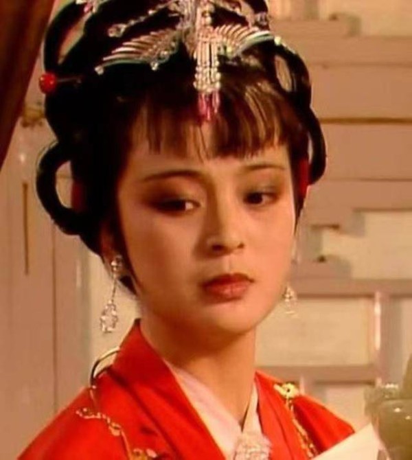 《红楼梦》：探春为宝玉做鞋，他为何如此反感？