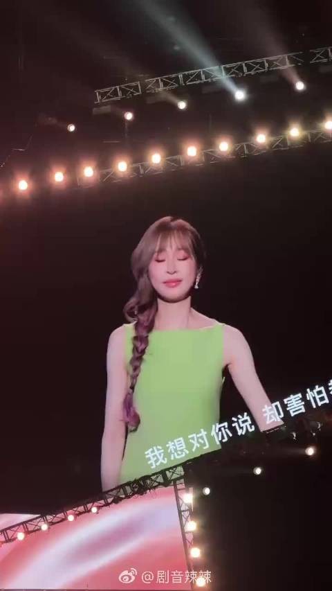 王心凌演唱中眼眶泛红强忍感动
