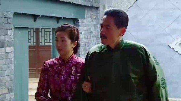 大宅门：门房调戏金二媳妇，金二窝囊不敢说，白景琦直接下狠手收拾