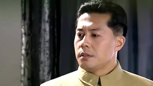 《大宅门》白占元白景琦激烈争执，摔茶壶引全家围观