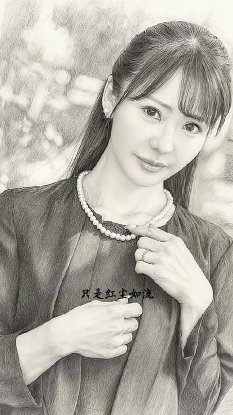 小沢菜穂黑白写真展优雅气质，DAHLIA专属呈现