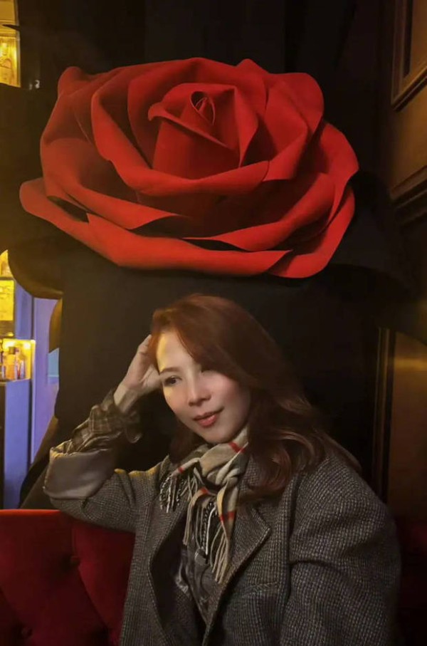 蔡少芬张晋庆祝结婚18周年 搞怪亲吻满脸幸福