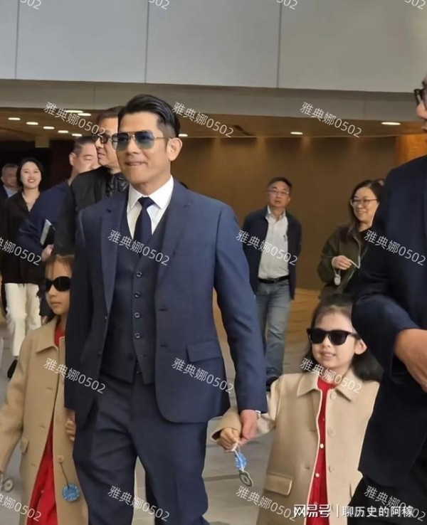 郭富城三胎女儿出生后，首次带着老婆方媛和两个女儿一起现身马场